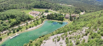 Verde Smeraldo, Pilastro di Nembia, Marco Bozzetta, Costante Carpella - Il Lago di Nembia visto da Verde Smeraldo al Pilastro di Nembia nelle Dolomiti di Brenta di Marco Bozzetta e Costante Carpella