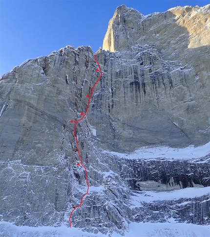 Marek Raganowicz, Baffin Island, MikroKozmik Variations - The route line of MikroKozmik Variations on Polar Sun Arm, Baffin Island, established solo by Marek Raganowicz from 17/04 - 21/05/2022