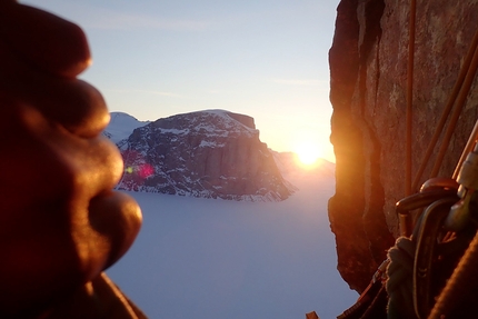 Marek Raganowicz, Baffin Island, MikroKozmik Variations - Marek Raganowicz making the first ascent, solo, of MikroKozmik Variations on Polar Sun Arm, Baffin Island (17/04 - 21/05/2022)