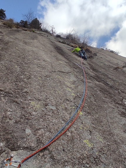 Monte Piezza, Val Masino, Valle di Sasso Bisolo, Castelli in aria, Andrea Mariani, Graziano Milani - Andrea Mariani sul secondo tiro di Castelli in aria al Monte Piezza in Valle di Sasso Bisolo, Val Masino (Andrea Mariani, Graziano Milani 05/2022)