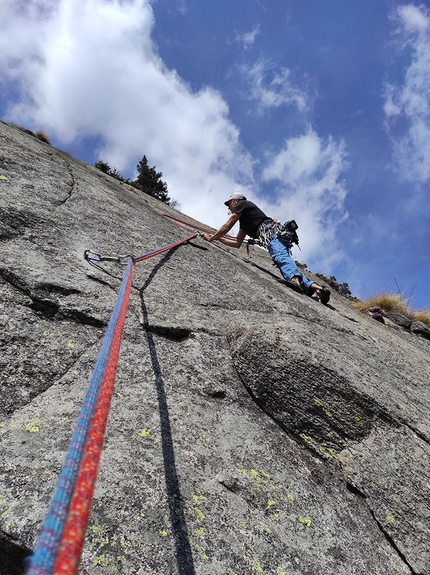 Monte Piezza, Val Masino, Valle di Sasso Bisolo, Castelli in aria, Andrea Mariani, Graziano Milani - Andrea Mariani sul sesto tiro di Castelli in aria al Monte Piezza in Valle di Sasso Bisolo, Val Masino (Andrea Mariani, Graziano Milani 05/2022)