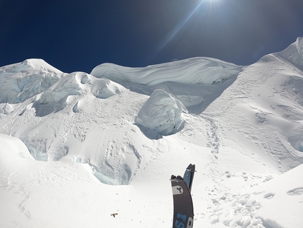 Chearroco, Bolivia, Pietro Chiesa, Nicola Favalli, Stefano Campoleoni - Cresta SE di Chearroco (6127m) in Bolivia: guardando verso i seracchi finali prima di iniziare la discesa in sci