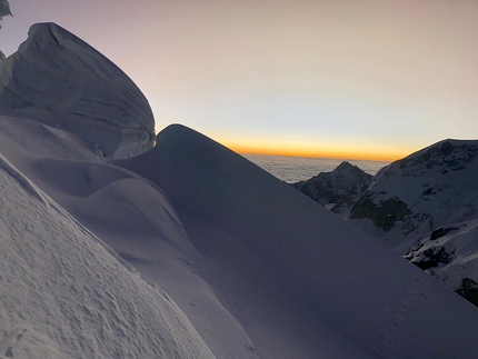 Chearroco, Bolivia, Pietro Chiesa, Nicola Favalli, Stefano Campoleoni - Cresta SE di Chearroco (6127m) in Bolivia: l'alba guardando verso lo Yungas