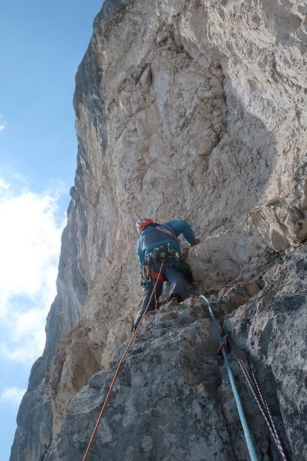 Arnplattenspitze, Wetterstein, Austria, Benedikt Hiebl, Barbara Vigl - Barbara Vigl dealing with loose rock on pitch 2 of Erebor, Arnplattenspitze SE Face, Austria