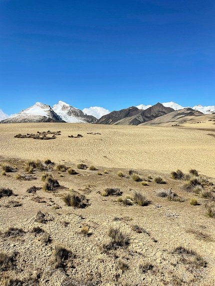 Bolivia, trekking, Circuito Illampu, Cordillera Real,   Nicolò Guarrera - Circuito Illampu in Bolivia. 'Abbandono la strada perplesso, tornando a quota 5000, e rimango ancor più stupito dallo scenario che si propone una volta superato il versante: sembra di essere in un deserto di sabbia! Il contrasto tra terreno giallo e cime innevate è un pugno nell’occhio, pare di essere in un’allucinazione.'