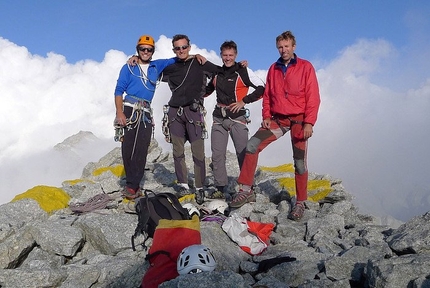 Piz Badile - Saro Costa, Lorenzo Castelli, Marco Anghileri e Andrea Mariani in cima al Pizzo Badile