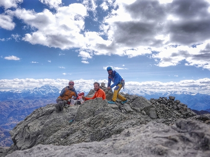 Cerro Antamina, Perù, Nicolò Geremia, Thomas Gianola, Giovanni Zaccaria - Autoscatto di Nicolò Geremia, Thomas Gianola e Giovanni Zaccaria in cima al Cerro Antamina, sullo sfondo la Cordillera Blanca. Ora non resta che tornare a casa