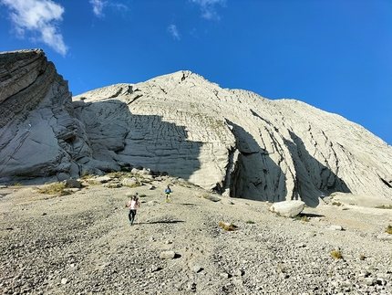 Cerro Tornillo, Perù, Nicolò Geremia, Thomas Gianola, Giovanni Zaccaria - Parete sud Ovest del Cerro Antamina, lasciamo il saccone alla base e torniamo al campo base, domani proveremo ad aprire una via su uno di questi pilastri