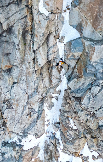 Cashan, Perù, Iker Pou, Eneko Pou - Iker Pou e Eneko Pou durante la prima salita di Bizirik sulla nord di Cashan (5716m) in Perù.