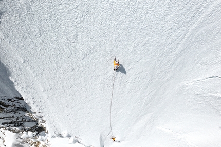 Cashan, Perù, Iker Pou, Eneko Pou - Iker Pou e Eneko Pou durante la prima salita di Bizirik sulla nord di Cashan (5716m) in Perù.