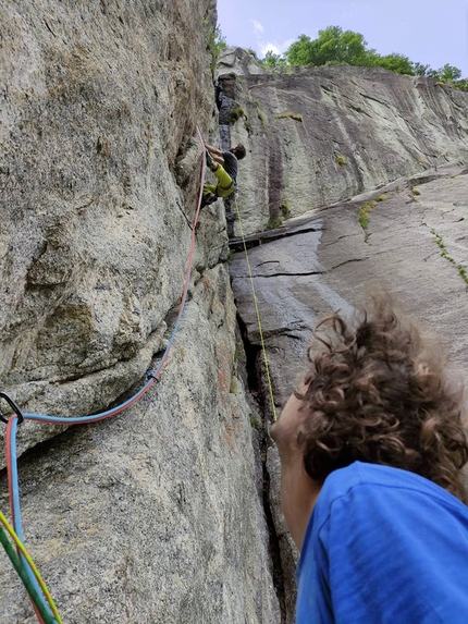 Val di Mello, La gallina dalle ovaie d'oro, Dimore degli Dei, Paolo Marazzi, Giacomo Regallo, Luca Vallata, Marco Zanchetta - Apertura di La gallina dalle ovaie d'oro alle Dimore degli Dei in Val di Mello (Paolo Marazzi, Giacomo Regallo, Luca Vallata, Marco Zanchetta 06/2022)