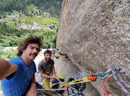 Val di Mello, La gallina dalle ovaie d'oro, Dimore degli Dei, Paolo Marazzi, Giacomo Regallo, Luca Vallata, Marco Zanchetta - Apertura di La gallina dalle ovaie d'oro alle Dimore degli Dei in Val di Mello (Paolo Marazzi, Giacomo Regallo, Luca Vallata, Marco Zanchetta 06/2022)