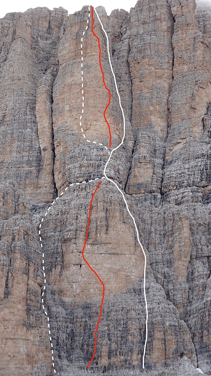 Scalatori di nuvole, Campanile Caigo, Dolomiti di Brenta, Marco Pellegrini, Francesco Salvaterra - Campanile Caigo nelle Dolomiti di Brenta, con le due vie di Heinz Steinkotter e, al centro, Scalatori di nuvole, la nuova via di Marco Pellegrini e Francesco Salvaterra