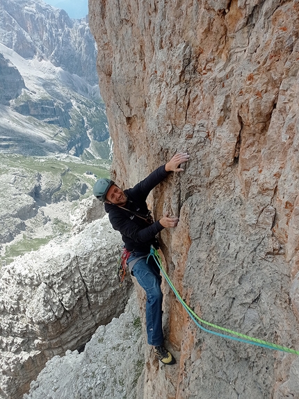 Scalatori di nuvole, Campanile Caigo, Dolomiti di Brenta, Marco Pellegrini, Francesco Salvaterra - Marco Pellegrini in uscita dal tiro chiave di Scalatori di nuvole al Campanile Caigo nelle Dolomiti di Brenta (Marco Pellegrini, Francesco Salvaterra)