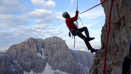 Scalatori di nuvole, Campanile Caigo, Dolomiti di Brenta, Marco Pellegrini, Francesco Salvaterra - Marco Pellegrini risalendo la corda fissa il secondo giorno dell'apertura di Scalatori di nuvole al Campanile Caigo nelle Dolomiti di Brenta (Marco Pellegrini, Francesco Salvaterra)