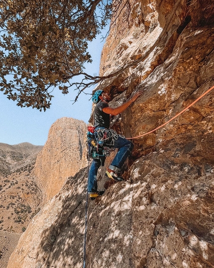 Queer Action, Jebel Oujdad, Taghia, Marocco, Álex González, Jaume Peiró - Queer Action sulla parete SE di Jebel Oujdad, Gole di Taghia, Marocco (Álex González, Jaume Peiró 04/2022)