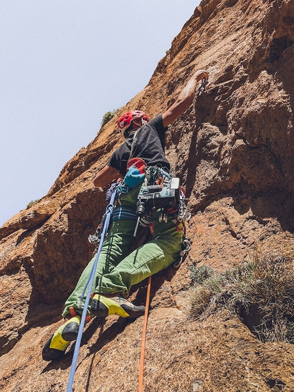 Queer Action, Jebel Oujdad, Taghia, Marocco, Álex González, Jaume Peiró - Queer Action sulla parete SE di Jebel Oujdad, Gole di Taghia, Marocco (Álex González, Jaume Peiró 04/2022)