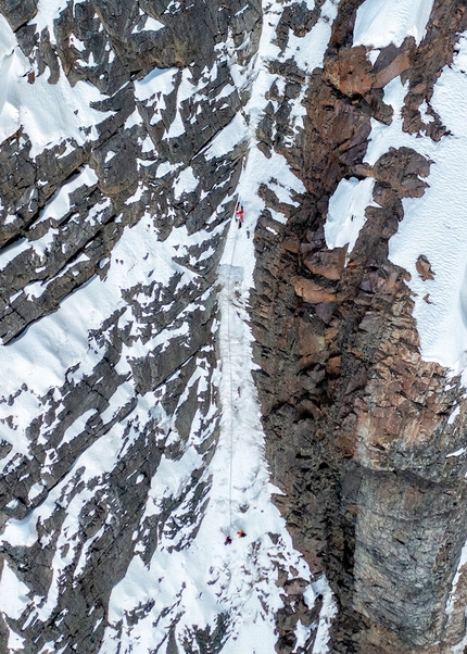 Pumahuacanca, Peru, Iker Pou, Eneko Pou, Micher Quito - Iker Pou, Eneko Pou e Micher Quito durante la prima salita di One Push sulla parete SO di Pumahuacanca (5563m) in Perù, luglio 2022