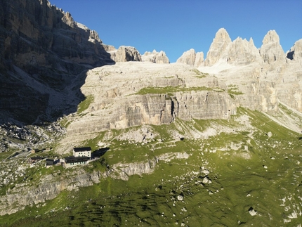 Rifugio Brentei, Dolomiti di Brenta - Lavori di ristrutturazione del nuovo Rifugio Maria e Alberto ai Brentei nelle Dolomiti di Brenta