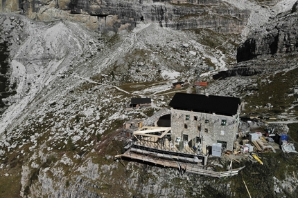 Rifugio Brentei, Dolomiti di Brenta - Lavori di ristrutturazione del nuovo Rifugio Maria e Alberto ai Brentei nelle Dolomiti di Brenta