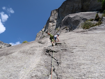 Amplesso complesso, Precipizio degli asteroidi, Val di Mello - Amplesso complesso al Precipizio degli asteroidi in Val di Mello