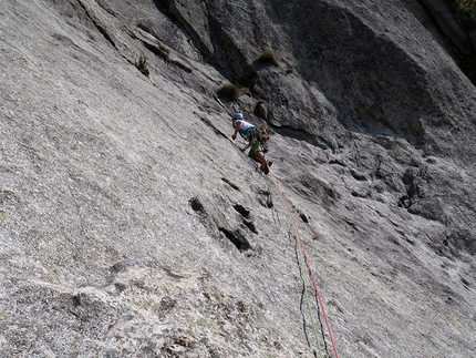 Amplesso complesso, Precipizio degli asteroidi, Val di Mello - Amplesso complesso al Precipizio degli asteroidi in Val di Mello