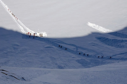 Mezzalama Trophy 2011 - The athletes reach the base of the Lyskamm Nose