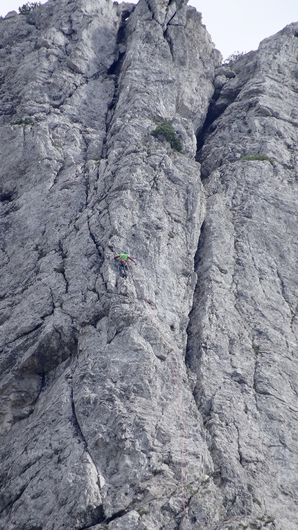 I colori dell’ombra, Torre Guarda, Mangart, Alpi Giulie, Mauro Florit, Daniele Pesamosca - Sul settimo tiro di I colori dell’ombra alla Torre Guarda (Alpi Giulie) 