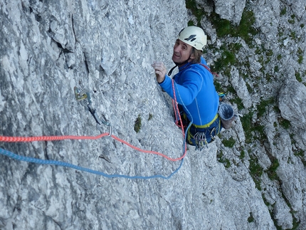 I colori dell’ombra, Torre Guarda, Mangart, Alpi Giulie, Mauro Florit, Daniele Pesamosca - Sul primo tiro di I colori dell’ombra alla Torre Guarda (Alpi Giulie), agosto 2015