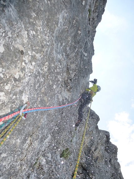 I colori dell’ombra, Torre Guarda, Mangart, Alpi Giulie, Mauro Florit, Daniele Pesamosca - Sul secondo tiro di I colori dell’ombra alla Torre Guarda (Alpi Giulie), agosto 2015