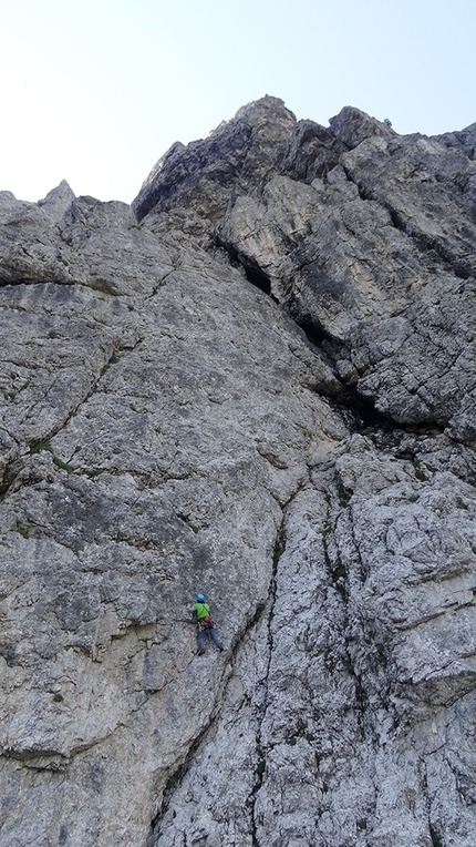 I colori dell’ombra, Torre Guarda, Mangart, Alpi Giulie, Mauro Florit, Daniele Pesamosca - Sul primo tiro di I colori dell’ombra alla Torre Guarda (Alpi Giulie), luglio 2022