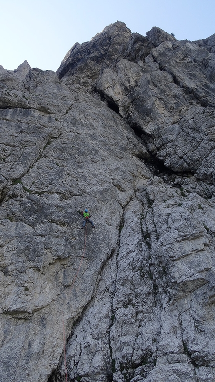 I colori dell’ombra, Torre Guarda, Mangart, Alpi Giulie, Mauro Florit, Daniele Pesamosca - Sul primo tiro di I colori dell’ombra alla Torre Guarda (Alpi Giulie), luglio 2022