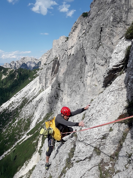 I colori dell’ombra, Torre Guarda, Mangart, Alpi Giulie, Mauro Florit, Daniele Pesamosca - Lorenzo Coceani sul sesto tiro di I colori dell’ombra alla Torre Guarda (Alpi Giulie), luglio 2022