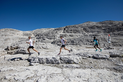 DoloMyths Run Skyrace 2022 - Il gruppo di testa dopo il rifugio Boè: Davide Magnini, Stian Angermund e Petro Mamu, DoloMyths Run Skyrace 2022