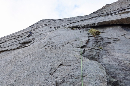 Lofoten, Norway, Helvetestinden, Brasrastindan, Gerber Cucurell, Jordi Esteve - Establishing Rett Opp on the South Face of Helvetestinden, Lofoten Islands, Norway (Gerber Cucurell, Jordi Esteve 25/05/2022)