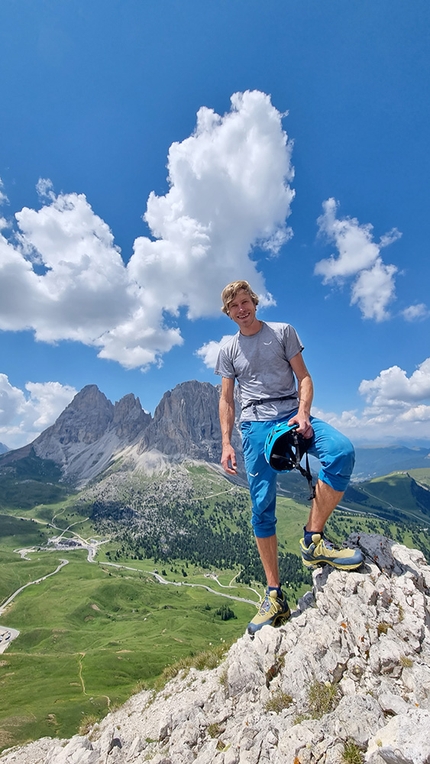 Simon Messner in solitaria sulle Quattro Torri del Sella nelle Dolomiti