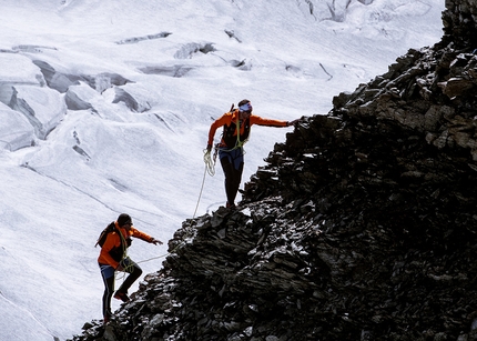 Watch Nicolas Hojac, Adrian Zurbrügg speed climb Eiger, Mönch & Jungfrau skyline