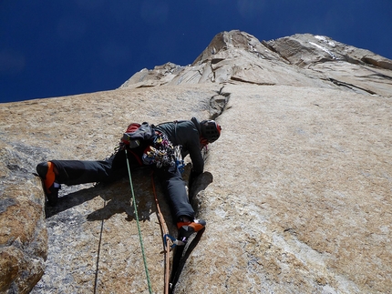 Edu Marín, Eternal Flame, Nameless Tower, Trango Tower, Pakistan - Edu Marín nel 2021 sul 13° tiro di Eternal Flame sulla Nameless Tower, un bellissimo 7a