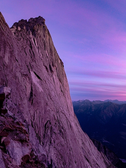 Pizzo Badile, Via degli Inglesi, Dario Eynard - La parete NE del Pizzo Badile all'alba