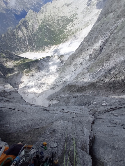 Pizzo Badile, Via degli Inglesi, Dario Eynard - Dario Eynard durante la solitaria della Via degli Inglesi al Pizzo Badile: progressione nella parte bassa della via