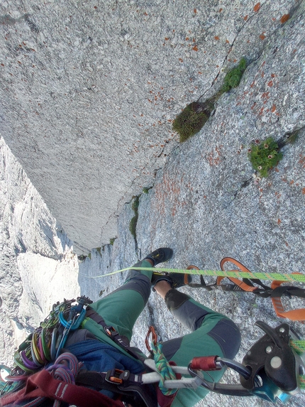 Pizzo Badile, Via degli Inglesi, Dario Eynard - Dario Eynard nella sezione sommitale della fessura durante la solitaria della Via degli Inglesi al Pizzo Badile