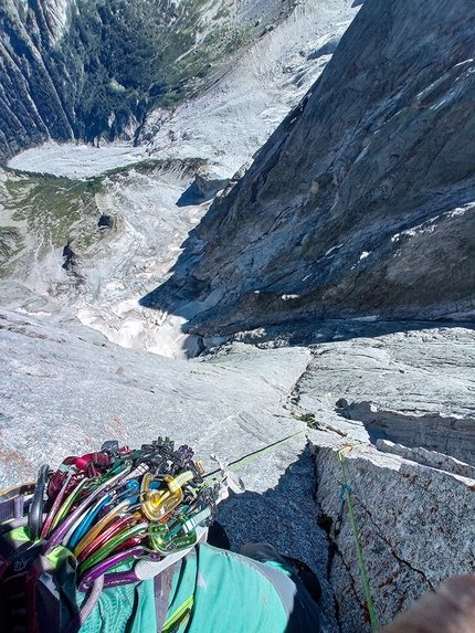 Pizzo Badile, Via degli Inglesi, Dario Eynard - Dario Eynard nella sezione sommitale della fessura durante la solitaria della Via degli Inglesi al Pizzo Badile