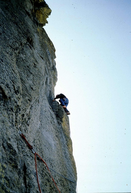 Becco di Valsoera, Filo a Piombo - Andrea Giorda nel 1982 in apertura sul Filo a Piombo al Becco di Valsoera