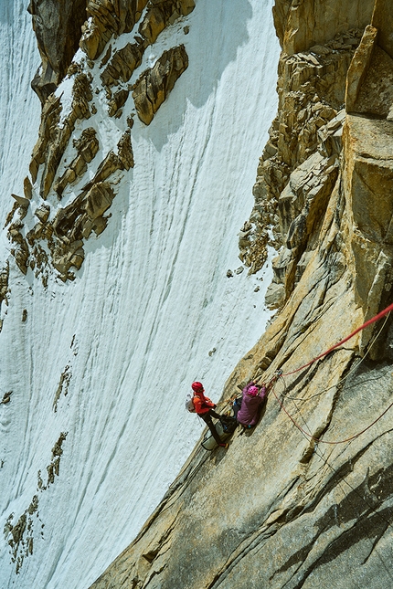 Eternal Flame, Nameless Tower, Trango Tower, Pakistan, Barbara Zangerl, Jacopo Larcher - Barbara Zangerl e Jacopo Larcher su Eternal Flame, Nameless Tower (Trango Pakistan) nel 2021