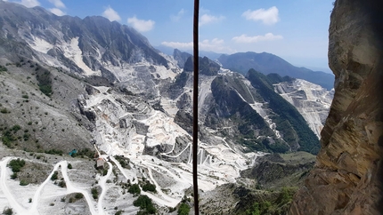 Monte Pesaro, Alpi Apuane, Filippo Arigoni, Gianluca Pratelli - Vista da Shoganai alla Lorano wall del Monte Pesaro nelle Alpi Apuane (Filippo Arigoni, Gianluca Pratelli). 'La via si sviluppa su una bellissima parete ancora non attaccata dalle cave, davanti alla parete è purtroppo presente uno dei più grandi bacini marmiferi di tutte le Apuane, si presenta tutto intorno uno scenario di devastazione sconcertante, è molto contrastante essere su dei tiri stupendi e avere tutto intorno rumore di cave e devastazione a perdita d’occhio.' 