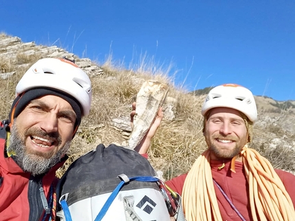 Monte Pesaro, Alpi Apuane, Filippo Arigoni, Gianluca Pratelli - Gianluca Pratelli e Filippo Arigoni durante l'apertura di Shoganai alla Lorano wall del Monte Pesaro nelle Alpi Apuane. La pietra in mano è il martello usato per piantare i fix dell'ultimo tiro.. perduto il martello in apertura