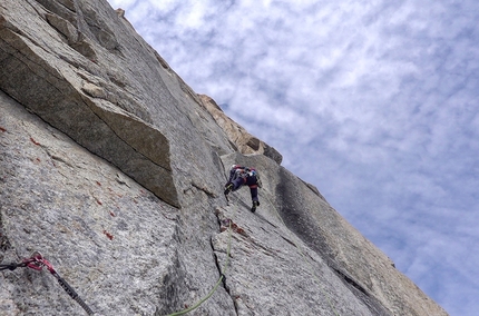 Uli Biaho Spire, Trango Towers, Alessandro Baù, Leonardo Gheza, Francesco Ratti - Uli Biaho Spire (Trango, Pakistan): Alessandro Baù, Leonardo Gheza, Francesco Ratti durante l'apertura di Refrigerator Off-Width, 07/2022