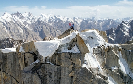 Uli Biaho Spire, Trango Towers, Alessandro Baù, Leonardo Gheza, Francesco Ratti - Alessandro Baù, Leonardo Gheza e Francesco Ratti in cima all'Uli Biaho Spire (5620m) nel gruppo delle Torri del Trango in Pakistan il 23 luglio 2022 dopo l'apertura di Refrigerator Off-Width, 07/2022