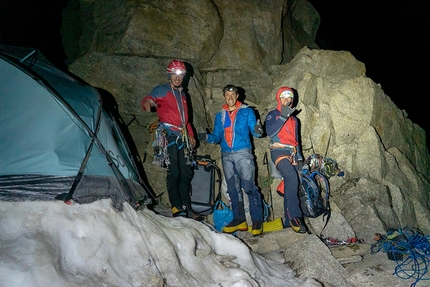 Uli Biaho Spire, Trango Towers, Alessandro Baù, Leonardo Gheza, Francesco Ratti - Alessandro Baù, Leonardo Gheza e Francesco Ratti al bivacco il 22/07/2022 durante l'apertura di Refrigerator Off-Width sull' Uli Biaho Spire (Trango, Pakistan)