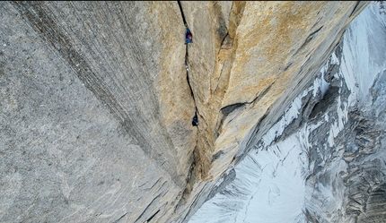 Uli Biaho Spire, Trango Towers, Alessandro Baù, Leonardo Gheza, Francesco Ratti - Uli Biaho Spire (Trango, Pakistan): Alessandro Baù, Leonardo Gheza, Francesco Ratti durante l'apertura di Refrigerator Off-Width, 07/2022